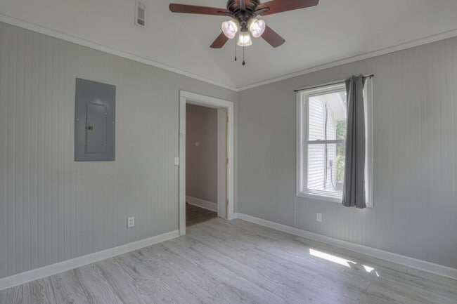 Building Photo - 308 Elm Ave