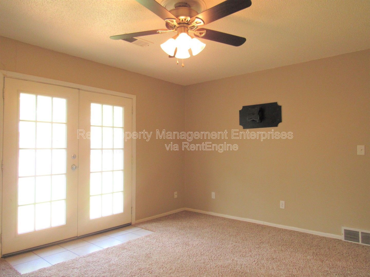 Building Photo - 637 Redstone Ave