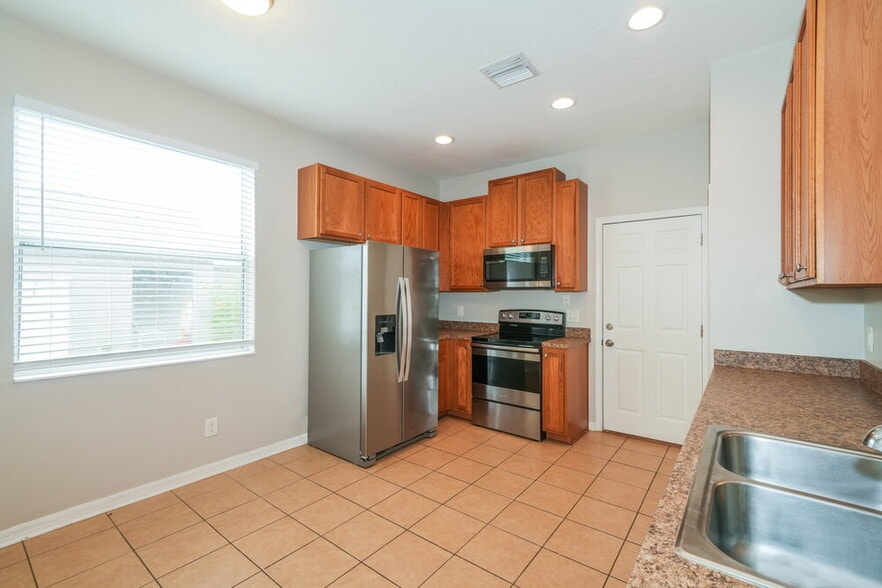 Building Photo - 8226 Summer Wood Ln