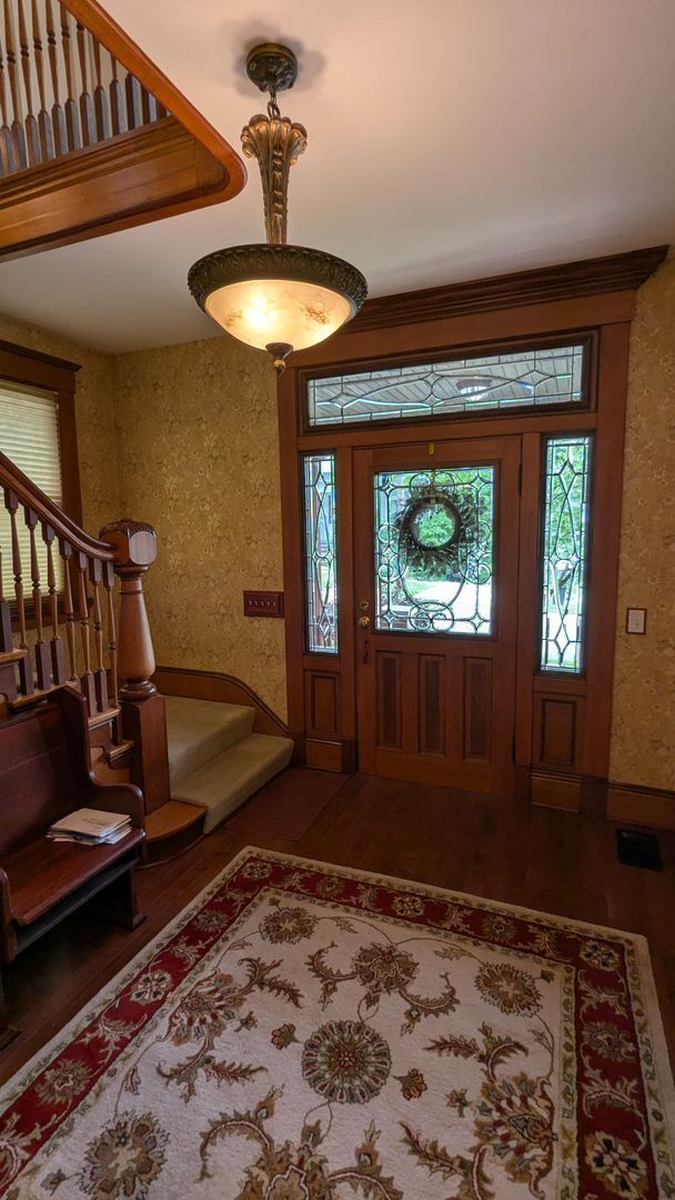 Building Photo - Welcome to this fully furnished 3-bedroom, 1.5-bath home in Massillon