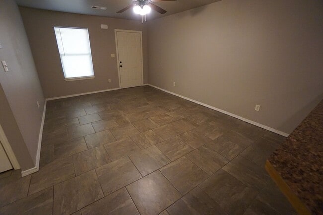 Building Photo - 2 bed, 1 bath Duplex