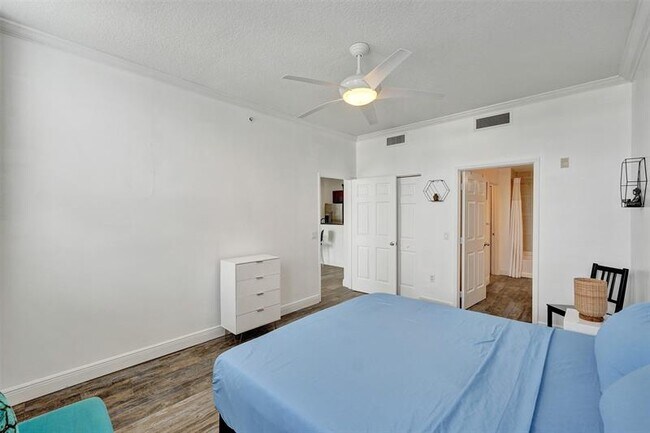 Building Photo - 2401 NE 65th St