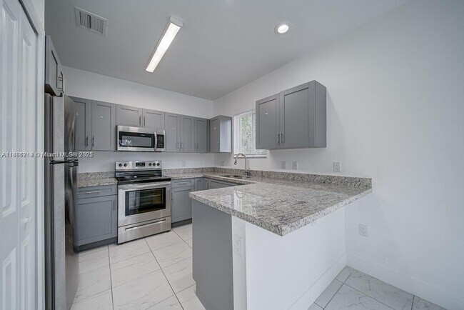 Building Photo - 14750 NE 7th Ave