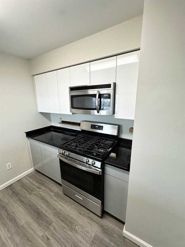 Building Photo - 20 Bergen Ridge Rd