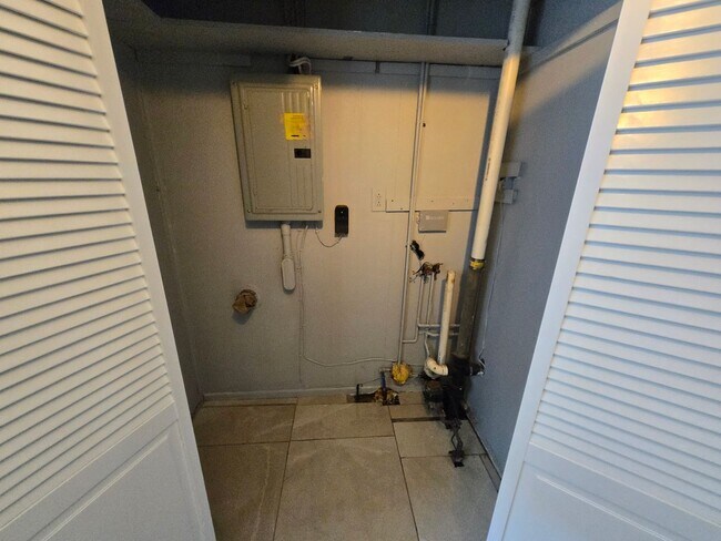 Building Photo - 4 Bd 1.5 Bath Single Family House in Hyde ...