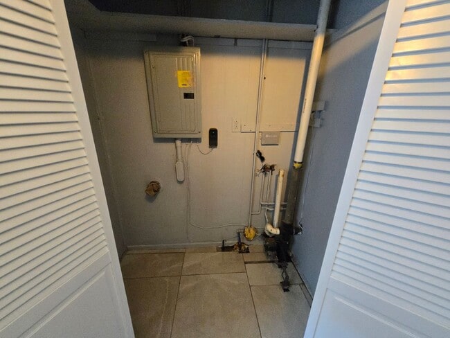 Building Photo - 4 Bd 1.5 Bath Single Family House in Hyde Park Available 12/1