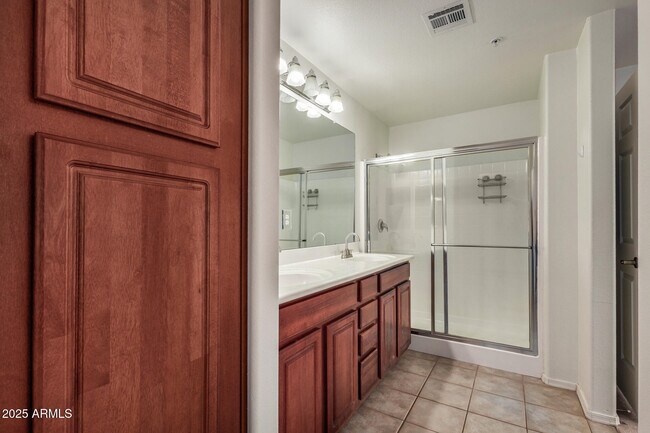 Building Photo - 920 E Devonshire Ave