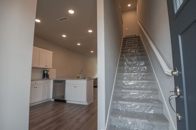 Building Photo - 2 bedroom 2.5 bath home