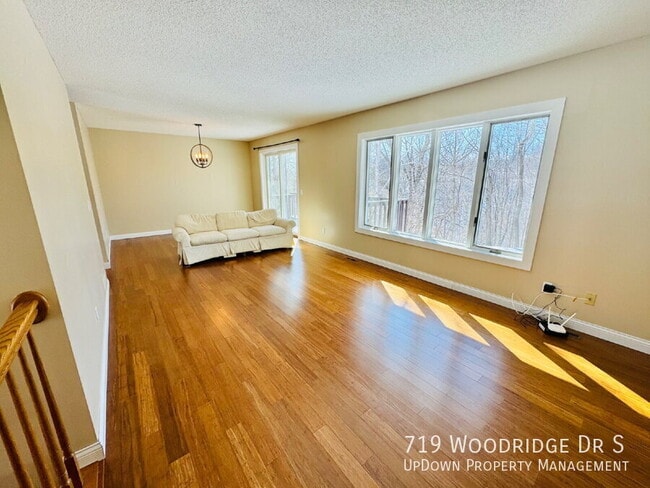 Building Photo - 719 Woodridge Dr S