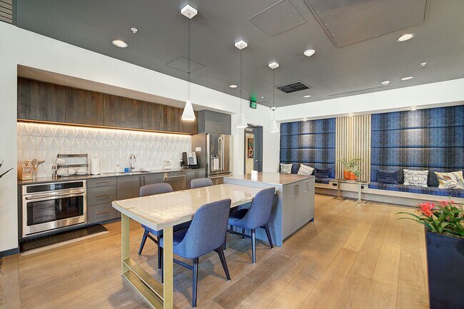 Building Photo - 0bd/1ba Kirkland Condo
