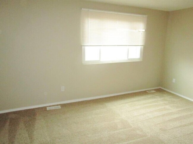 Building Photo - Spacious 3-Bedroom 1.5 bath Home with Fenced Yard & Garage – Ready for You!