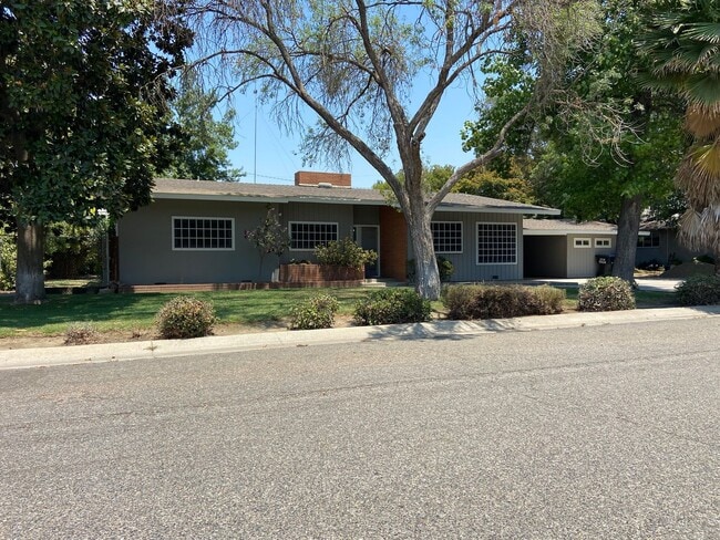 Primary Photo - Spacious Visalia home in a well establishe...