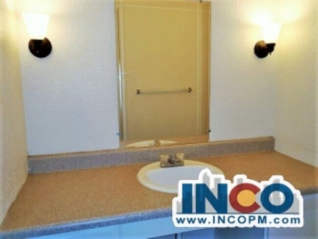 Building Photo - Awesome Remodeled STUDIO apartment near Ri...