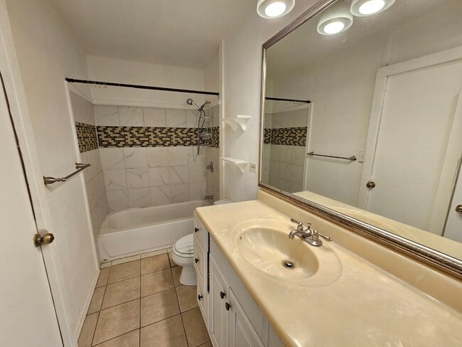 Building Photo - 1 bedroom 1 bath Apartment. NO parking. Upstairs unit.