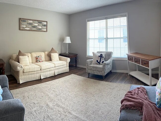 Building Photo - 206 W Island Square Dr