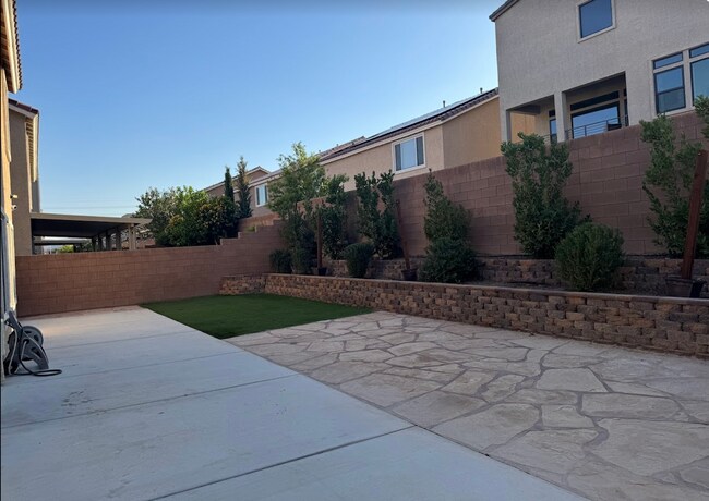 Building Photo - Large Stunning 5 Bedroom Home in the South...