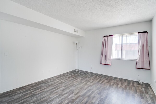 Building Photo - 1 bedroom 1 bath second floor condo  conve...