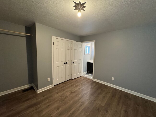 Building Photo - Fountain Square 3 Bed 2 Bath with fenced in backyard