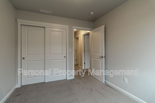 Building Photo - 5831 NE 56th Pl