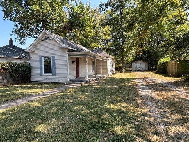 Primary Photo - Cozy 2 Bedroom House with a GARAGE!