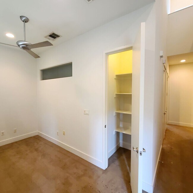 Building Photo - Spacious 3-Story Townhouse With Rooftop De...