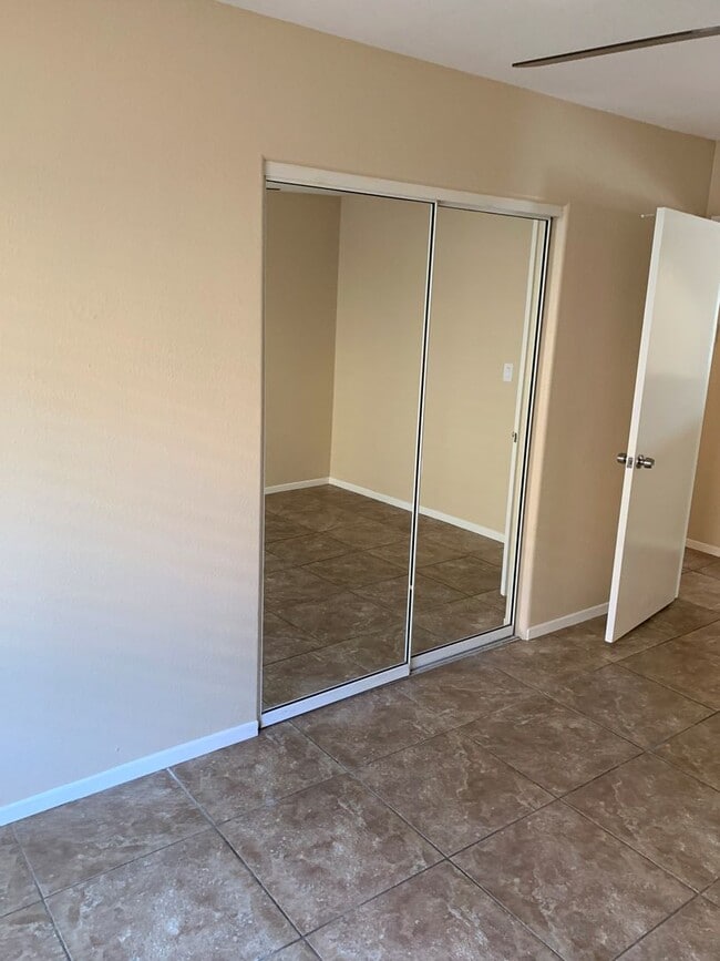 Building Photo - Clean 3 Bedroom 2 Bath