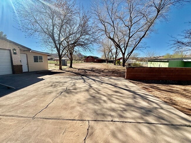 Building Photo - Beautifully Remodeled Three Bedroom Home on 2 Acres with Horse Privileges in Hurricane