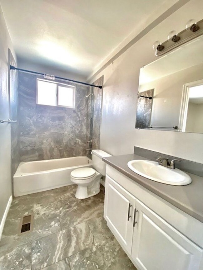 Building Photo - Lovely bi-level 3 bed/2 bath home with fen...