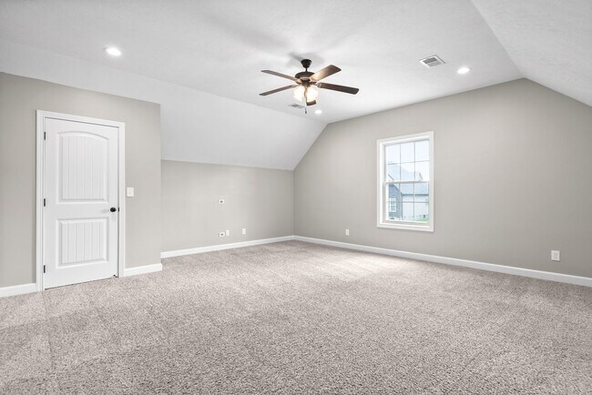 Building Photo - Pet Friendly Three Bedroom with Bonus!