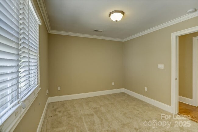 Building Photo - 448 N Summit Ave