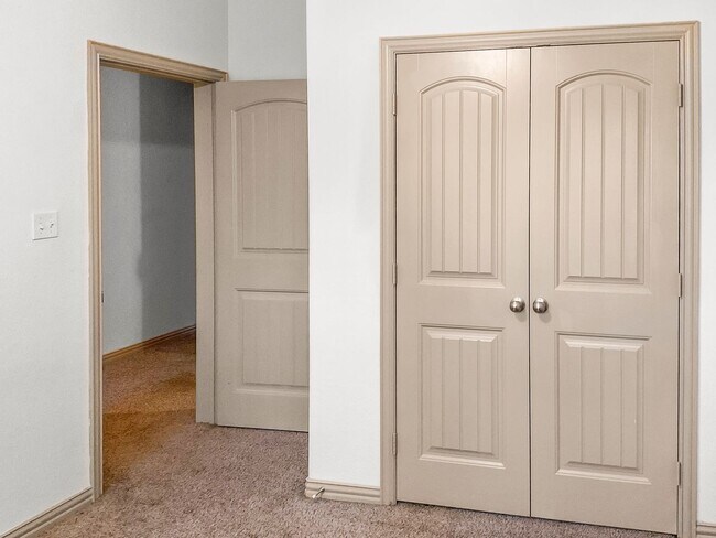 Building Photo - Move-In Ready Townhome Near I-30 & Arlington Entertainment!