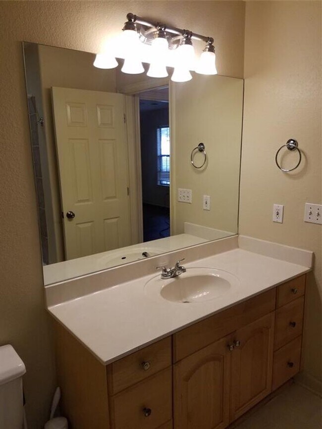 Building Photo - 4 bedroom 3 bath in the heart of North Campus