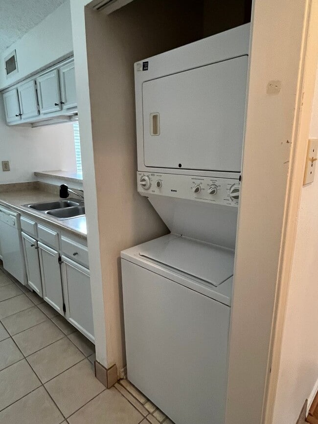 Building Photo - Quiet 1-Bed Condo, New Bedroom Floor, Balc...