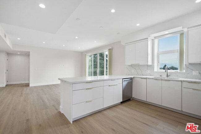 Building Photo - 11042 La Maida St