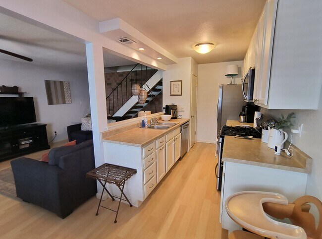 Building Photo - AVAILABLE NOVEMBER 1ST! Cute updated 2 bed...