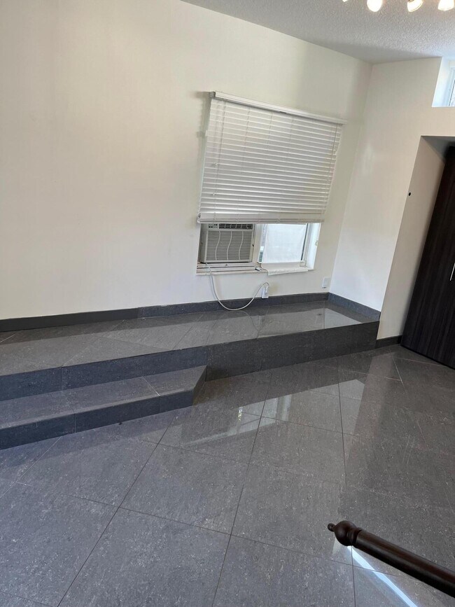 Building Photo - 301 Central Dr