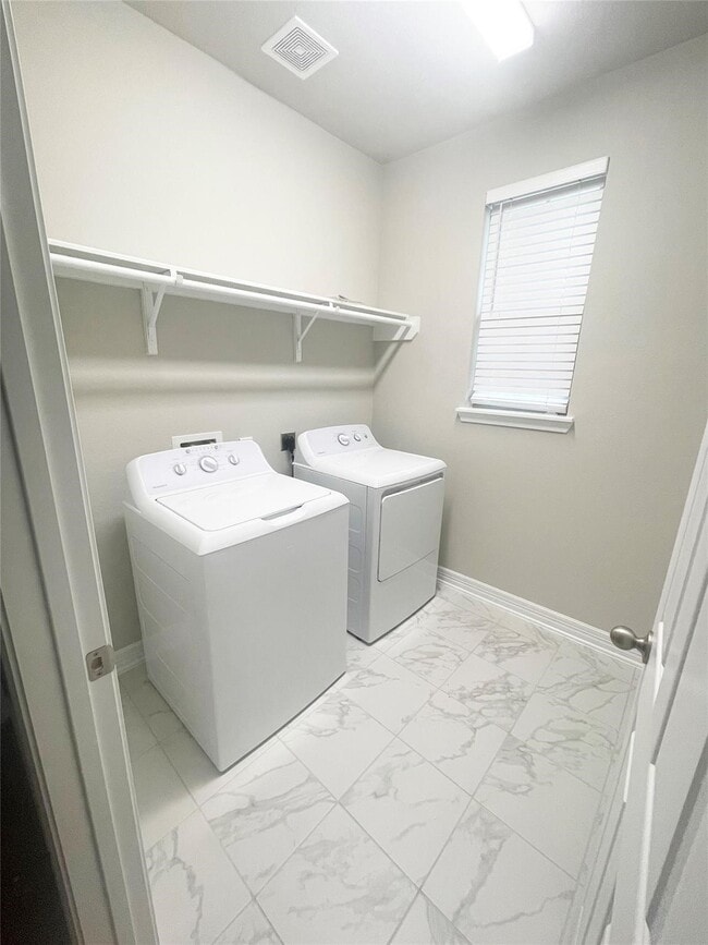 Building Photo - 13307 Rowan Grn Dr