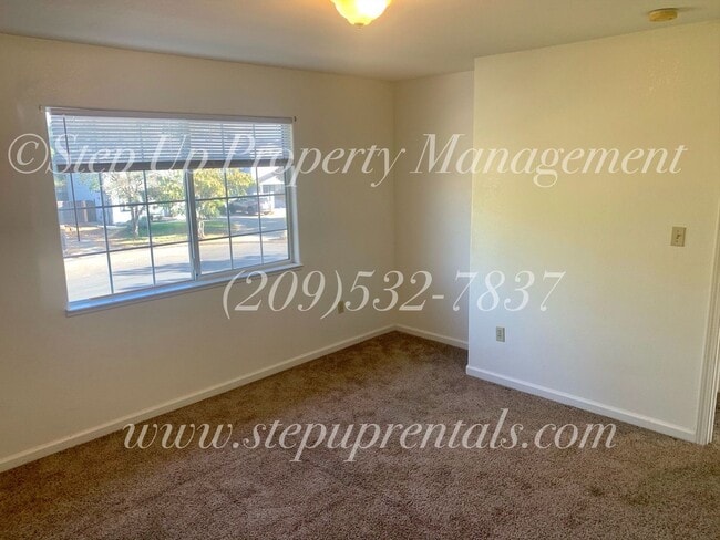 Building Photo - Welcoming and Spacious 3 Bedroom 2.5 Bathroom Home in Sonora!