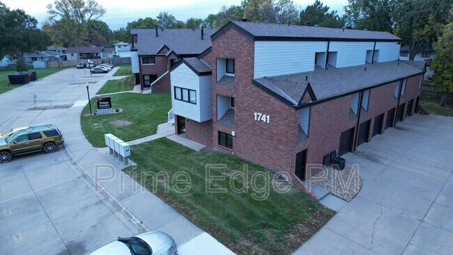 Building Photo - 1741 Ridgehaven Ct