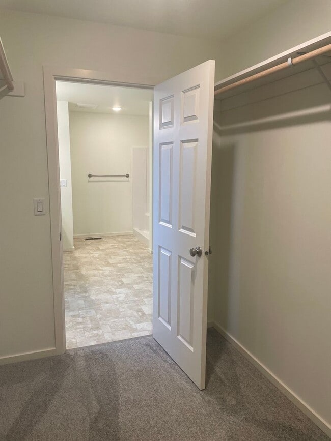 Building Photo - Single Level Freeland Home and Pet Friendly!