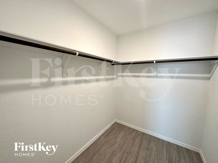 Building Photo - 2408 Lake Hls