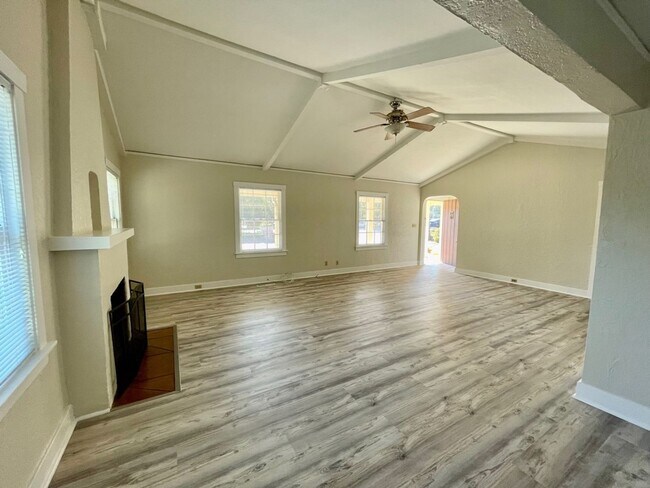 Building Photo - Single Family Home Centrally Located off H...