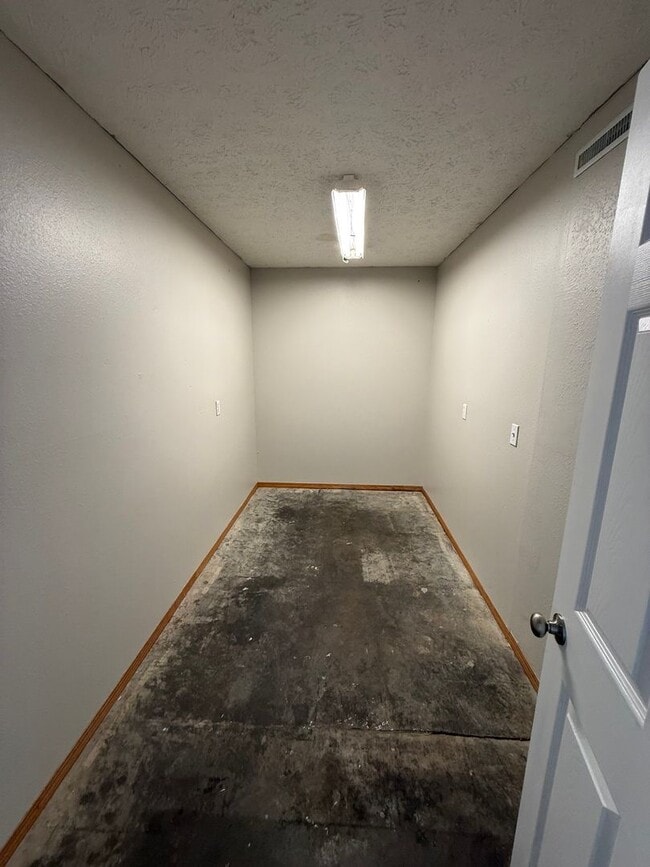 Building Photo - Updated home in Nixa