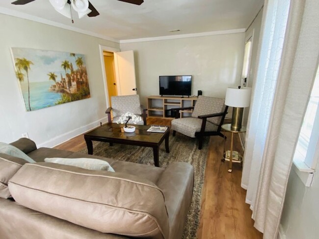 Building Photo - 3 bedrooms /2 baths - Furnished Rental (wh...