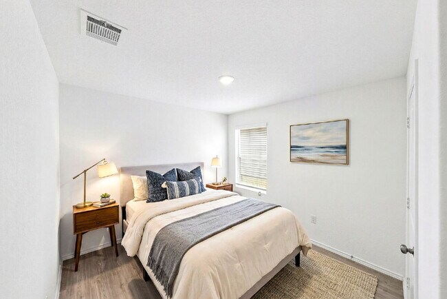 Building Photo - UP TO 1 MONTH FREE RENT!!! No Stairs, No Carpet, No Compromises.