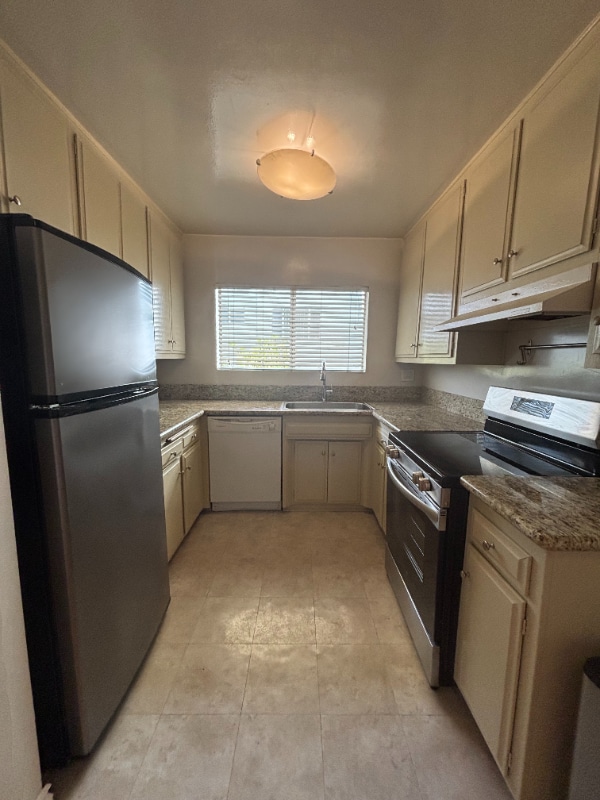Building Photo - 2042 Beachwood Dr