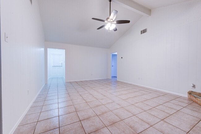 Building Photo - 2213 Baylor Dr