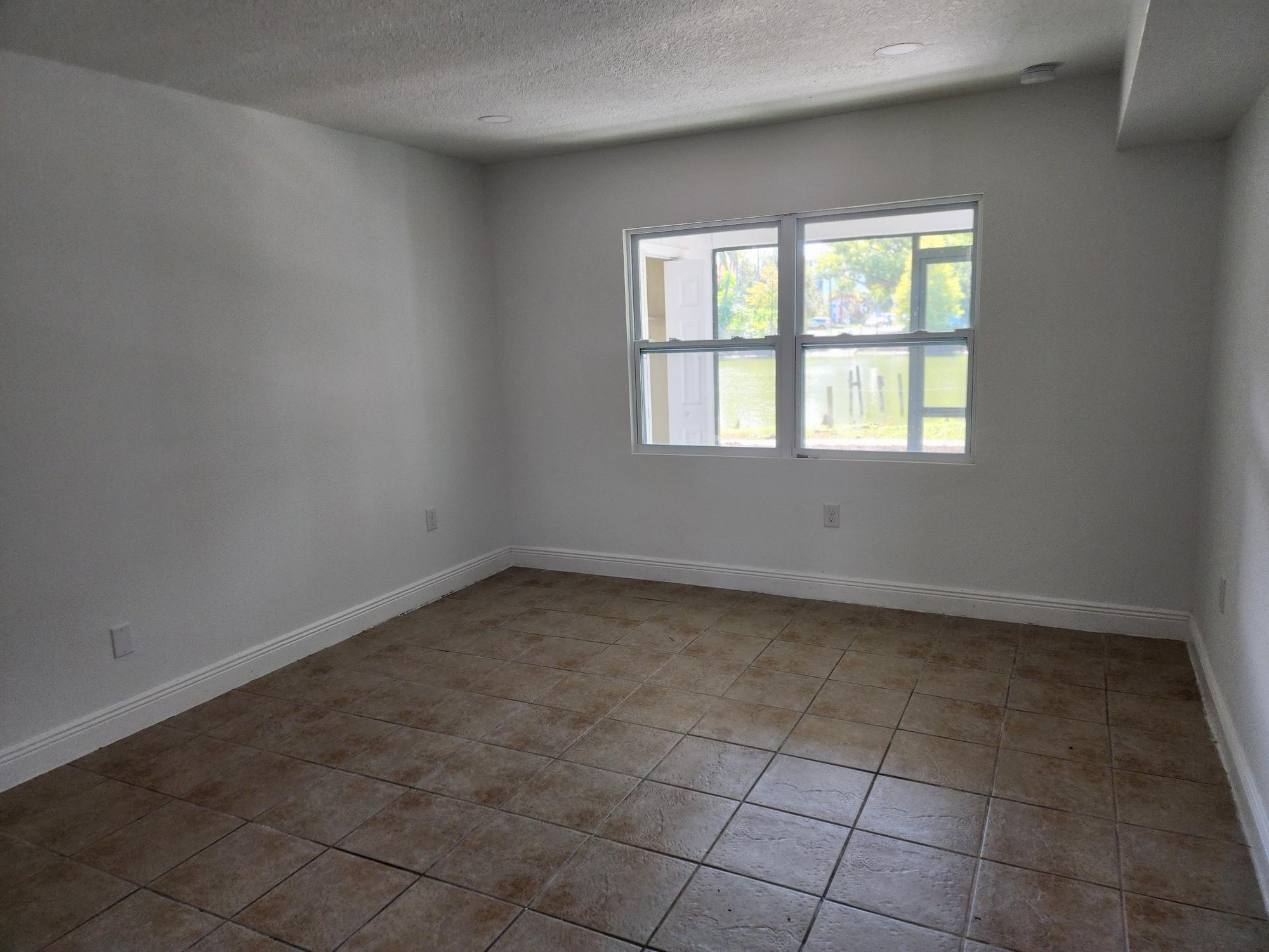 Building Photo - 558 Clearwater Largo Rd N