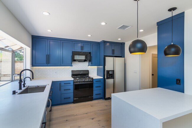 Building Photo - Beautiful First Neighborhood home!
