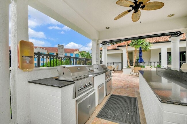 Building Photo - 923 Villa Cir